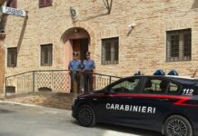 Si finge finanziere per rubare gioielli: truffa fallita, due denunciati