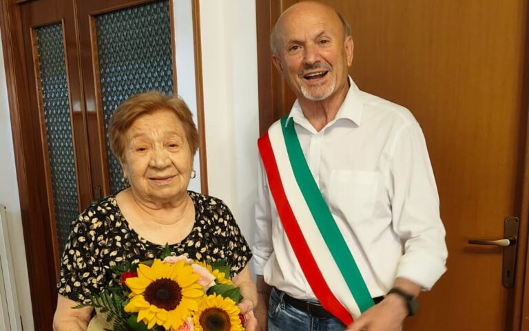 Vallefoglia festeggia i 100 anni di Clelia Girelli: gli auguri del sindaco Ucchielli