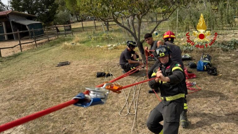Mombaroccio, cade in un pozzo profondo 20 metri: salvato dai Vigili del Fuoco