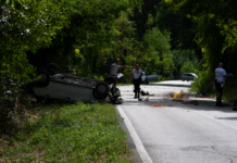 Pesaro, auto si ribalta in Strada Valgelata: muore un uomo