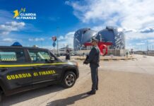 Pesaro e Urbino, controlli estivi della Guardia di Finanza: 18 lavoratori in nero e oltre 3mila prodotti sequestrati