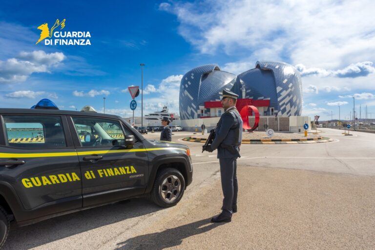 Pesaro e Urbino, controlli estivi della Guardia di Finanza: 18 lavoratori in nero e oltre 3mila prodotti sequestrati