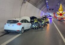 Urbino – Incidente nella galleria “Le Conce”: coinvolte tre auto, un ferito estratto dai VVF