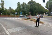 Fano, perde il controllo dell’auto e abbatte un semaforo: ipotesi malore