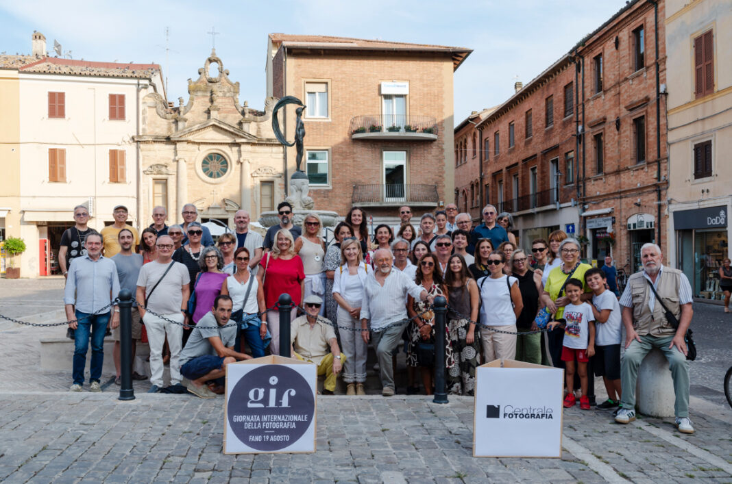 La Giornata Internazionale della Fotografia a Fano nel 2025 in piazza XX Settembre a Fano