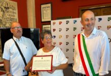 Da oltre 40 anni a Pesaro per le loro vacanze, l’“Abbraccio della Città” a Virginia Santamaria e Mario Raineri