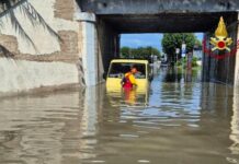 Maltempo nelle Marche, allagamenti e alberi caduti: tre persone salvate nei sottopassi