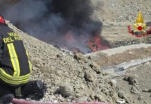 Tavullia, incendio nella discarica di Ca’ Asprete: fiamme su 400 metri quadrati