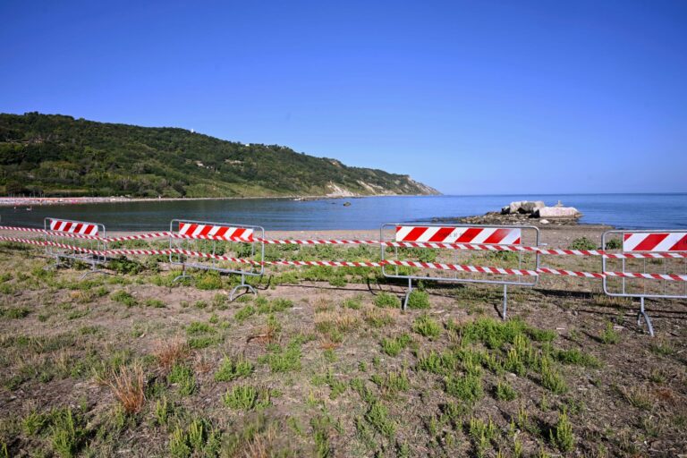 Baia Flaminia, presunto ordigno bellico in mare: transennata l’area