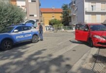 Pesaro, inseguimento in via Poerio: auto contro un muretto
