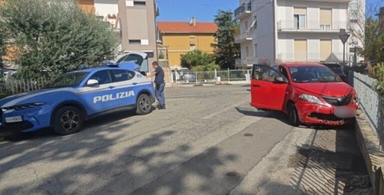 Pesaro, inseguimento e schianto con un’auto rubata: due arrestati, un terzo non rintracciato