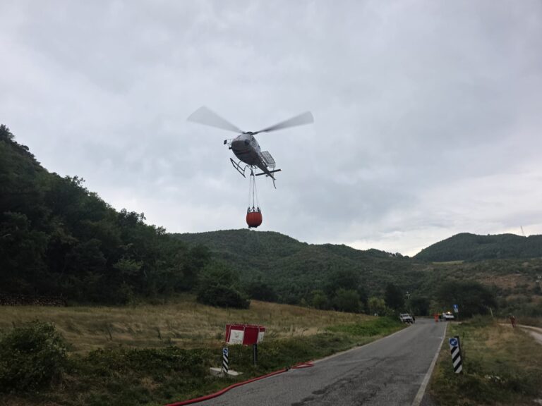 Incendio a Cagli, riaperta la provinciale 29 Pietralunga: rogo domato con l’elicottero