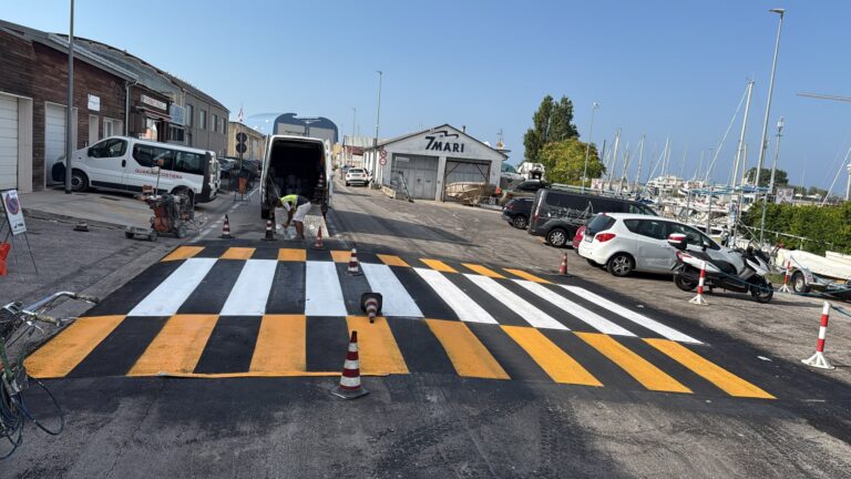 Pesaro, completati tre rialzamenti sulla strada tra i due porti: più sicurezza contro alta velocità e gare clandestine