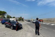 Ruba il portafogli a una 85enne al supermercato e fugge: Carabiniere fuori servizio segue l’auto, due denunce