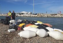 San Bartolo, volontari ripuliscono la falesia: raccolti 20 sacchi di rifiuti e 50 boe