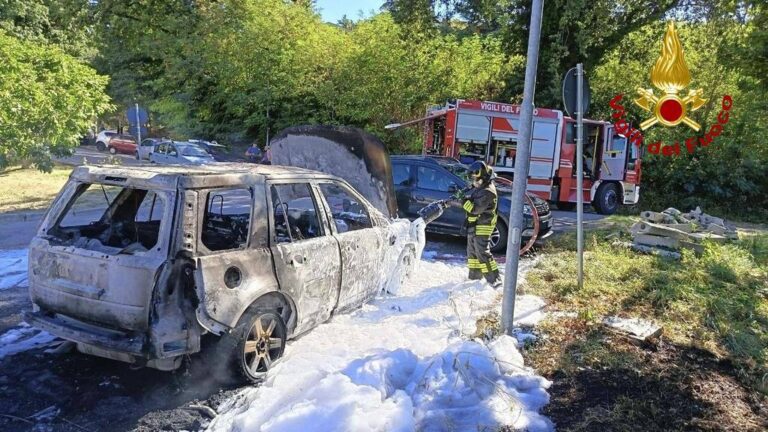 Urbino, auto in fiamme in via Pasquale Rotondi: danneggiata anche una seconda vettura