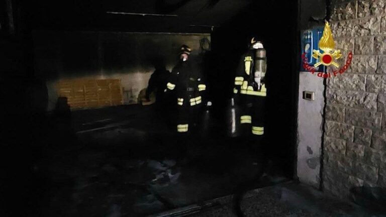 Acqualagna, fiamme in un garage: coinvolte due auto