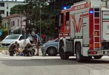 Fano, scontro tra auto e bicicletta in rotatoria: ciclista trasportato in ospedale