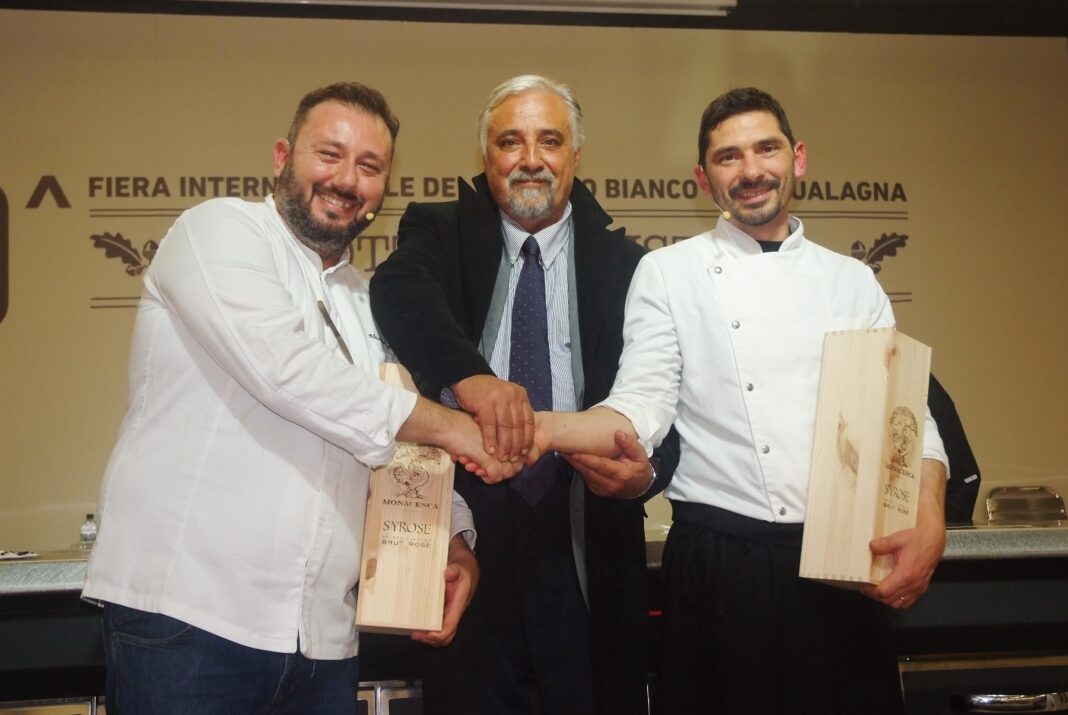 Il Siandaco Pier Luigi Grassi con gli chef Carleo (Alba) e Renga (Acqualagna)