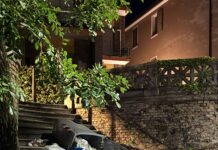 Pesaro, bidone dei rifiuti scaraventato sulla scalinata di via dell’Arsenale