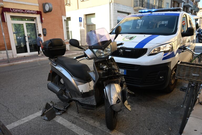 Pesaro, scontro tra due scooter in via Rossi: 50enne trasferito in elisoccorso a Torrette