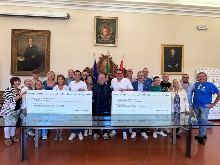 Fano, dal concerto di Enrico Ruggeri 5mila euro per A.D.A.M.O. e Omphalos
