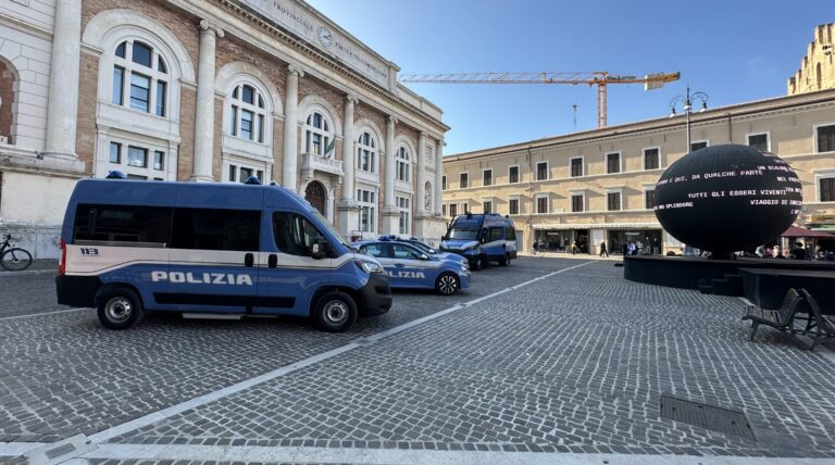 Pesaro, nessuna manifestazione non autorizzata del “Movimento 17 ottobre”. Centro presidiato dalle forze dell’ordine (VIDEO)