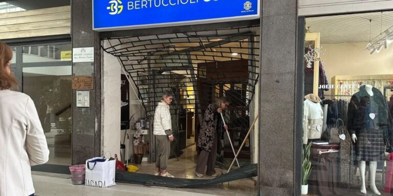 Pesaro, assalto alla gioielleria nella Galleria Roma: sfondano la vetrina con un’auto e rubano la cassaforte (FOTO)