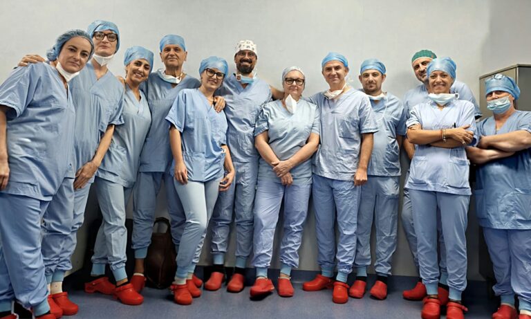 Fano, impiantato per la prima volta un “orecchio bionico” a un bambino: intervento riuscito all’ospedale